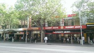 Das ist irgendwie so ein Australisches Ding, dass McDonalds machmal Macca's heißt und Burger King ist Hungry Jack's